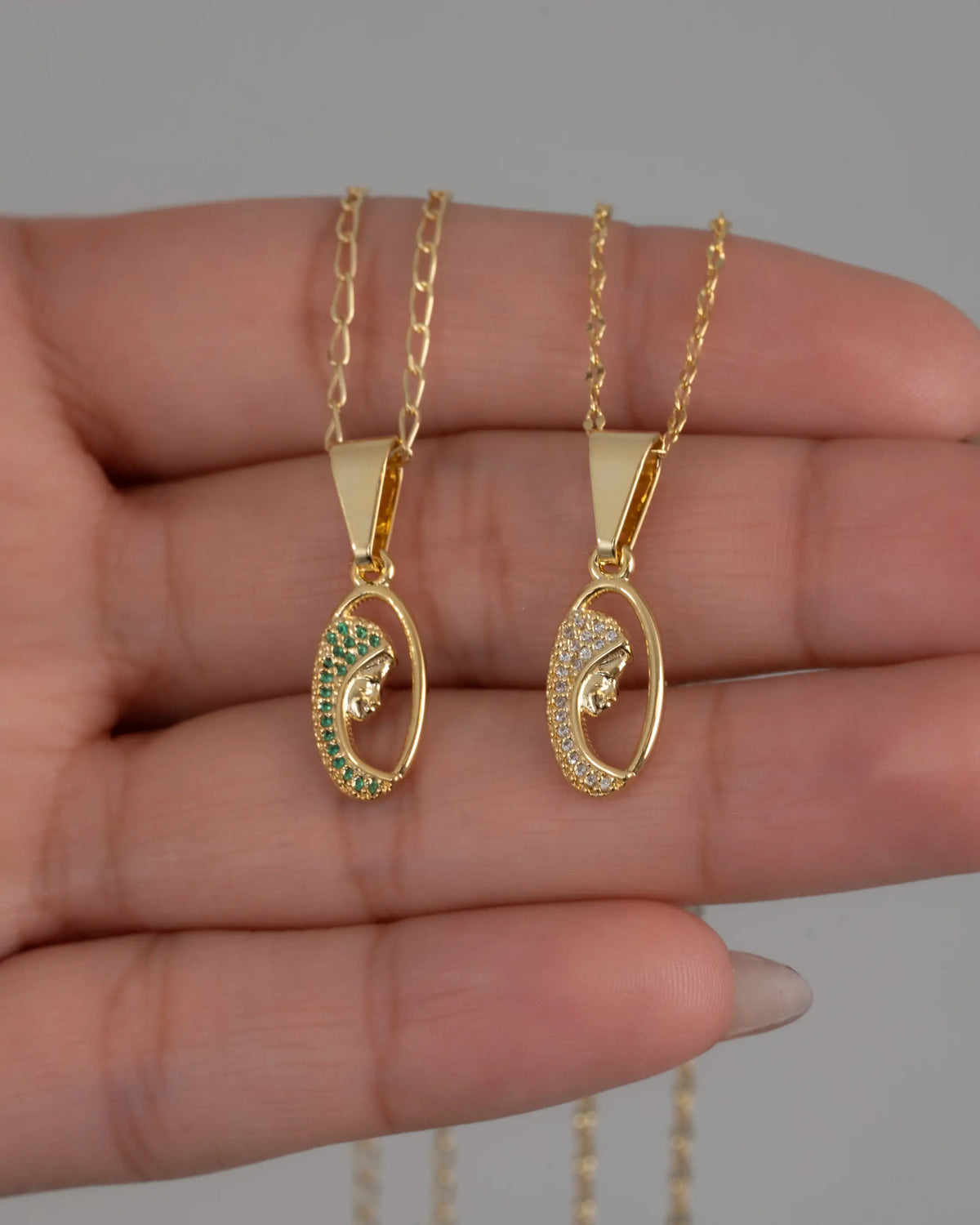 Dije Virgen Niña Cristal